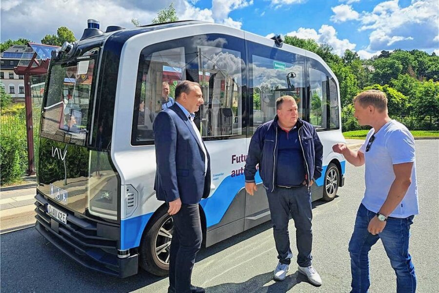 Automatisierter Shuttlebus wird im Erzgebirge getestet - Von hinten sieht er fast genauso aus wie von vorn: Udo Wehner von der TU Chemnitz, Gelenaus Bürgermeister Knut Schreiter und IAV-Abteilungsleiter Carsten Schröter (von links) vor dem IAV-Shuttle.