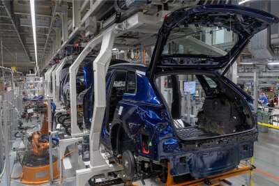 Automobilexperte: Brauchen Batteriezellenfertigung in Sachsen - Roboter erledigen im VW-Werk in Zwickau Montagearbeiten an einem Audi Q4 Etron. Das Werk hat als E-Auto-Fertigungsstätte im Unternehmen Vorrang bei der Teileversorgung.