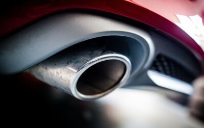 Automobilexperte: E-Fuels bieten Hebel für mehr Klimaschutz - Dass Verbrenner doch eine Zukunft haben, wenn sie mit E-Fuels betrieben werden, ist richtig - und gut für Sachsen, heißt es beim Zulieferernetzwerk AMZ. 
