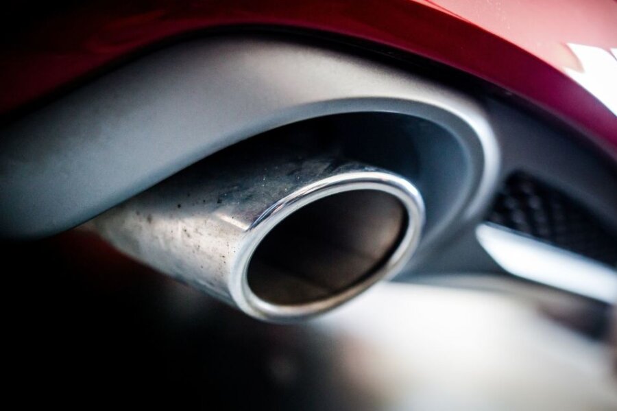 Automobilexperte: E-Fuels bieten Hebel für mehr Klimaschutz - Dass Verbrenner doch eine Zukunft haben, wenn sie mit E-Fuels betrieben werden, ist richtig - und gut für Sachsen, heißt es beim Zulieferernetzwerk AMZ. 