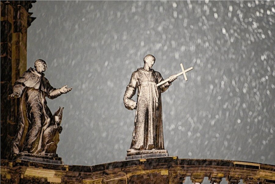 Autor Attila Albert: Warum der Karl-Marx-Städter zum Christ wurde - Gefestigt im Glauben, trotz Sturm und Schnee: Die Mattielli-Statuen auf der Katholischen Hofkirche in Dresden weisen den Weg. 
