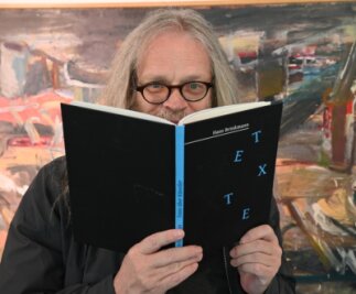 Autor Hans Brinkmann fühlt der Kunststadt Chemnitz den Puls - Der Schriftsteller Hans Brinkmann mit seinem Buch "Texte über Künstler" in der Galerie Laterne. 