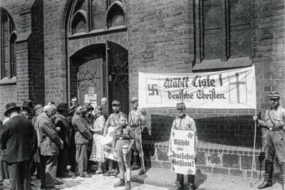 Autor spricht über "Deutsche Christen" im Dritten Reich - Die "Deutschen Christen" werben für sich bei einer Kirchenwahl im Juli 1933 in Berlin. 