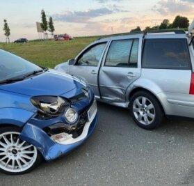 Autorennen auf Parkplatz? - Bei dem Unfall auf dem Parkplatz des Einkaufszentrums Zschopau/Gornau wurden insgesamt vier Personen verletzt. Foto: Bernd März/B & S