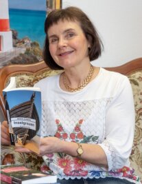 Autorin besiegt Kreativitätskiller mit dem Schreiben neuer Krimis - Ihren neuen Rügenkrimi "Inselgrauen" hat Maren Schwarz schon in einem Auerbacher Buchgeschäft zu einer Signierstunde vorgestellt. Am 1. April liest sie daraus in der Stadtbibliothek. 