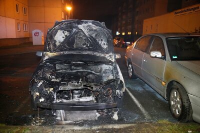 Autos abgebrannt - Verdacht auf Brandstiftung - Dieser VW stand an der Leipziger Straße in Flammen.