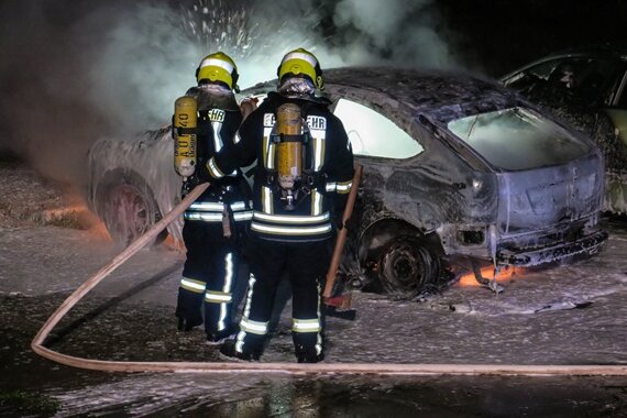 Autos bei Brand beschädigt - 