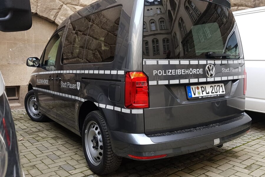 Autos der Plauener Polizeibehörde bekommen neuen Schriftzug - Seit Dienstag sind die Fahrzeuge des Gemeindlichen Vollzugsdienstes in Plauen schon von Weitem erkennbar. Möglich machen das Reflektoren und eine neue Aufschrift. 
