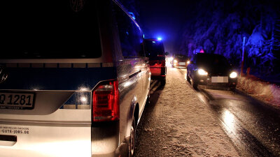 Autos driften auf Parkplatz in Oberwiesenthal - Polizei schreitet ein - 