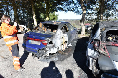 Autos in Brand-Erbisdorf in Flammen - Polizei vermutet Brandstiftung - 