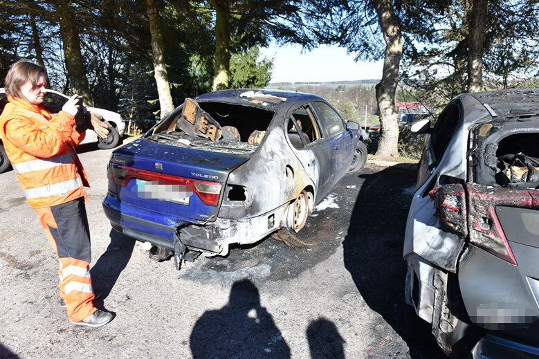 Autos in Brand-Erbisdorf in Flammen - Polizei vermutet Brandstiftung - 
