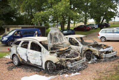 In Thalheim brannten am Sonntag diese Fahrzeuge aus.