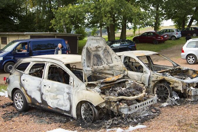 In Thalheim brannten am Sonntag diese Fahrzeuge aus.