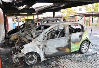 Autos in Flöha angezündet - 85.000 Euro Schaden - In einem Carport einer Wohnanlage in Flöha haben in der Nacht zu Freitag mehrere Autos gebrannt.