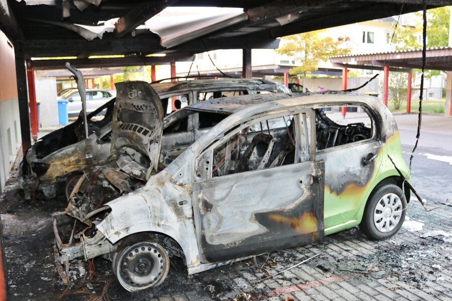 Autos in Flöha angezündet - 85.000 Euro Schaden - In einem Carport einer Wohnanlage in Flöha haben in der Nacht zu Freitag mehrere Autos gebrannt.