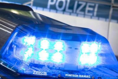 Autos in Plauen beschädigt: Polizei sucht Zeugen - Zwei Autos sind in den vergangenen Tagen in Plauen von unbekannten Tätern beschädigt worden. Die Polizei geht in beiden Fällen von Fahrerflucht aus und sucht Zeugen. 