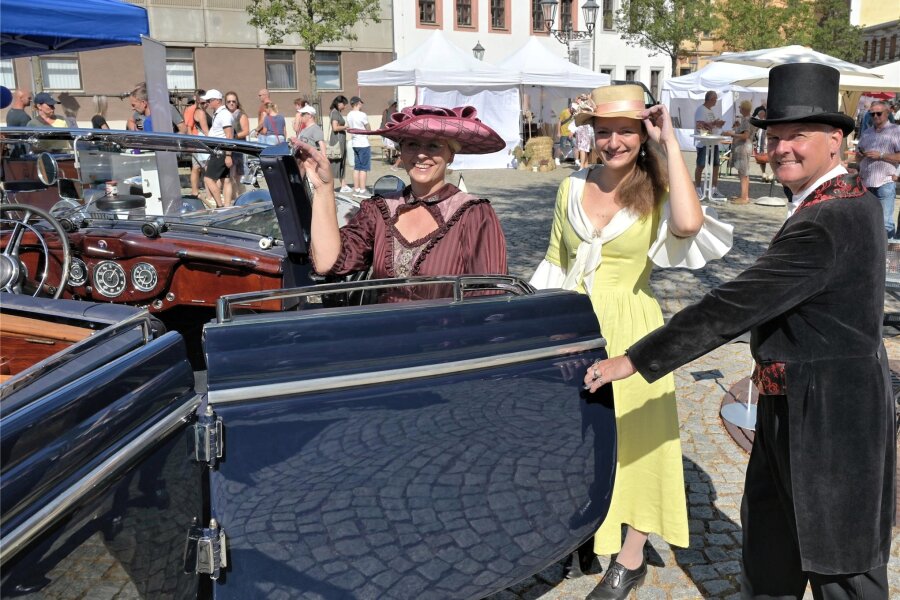 Autos, Kleidung, Musik: Beim Historischen Markttreiben wird Zwickauer Geschichte lebendig - Jana Hofmann, Sonja Trott und Joachim Blum (von links) waren als Mitarbeiter des Horch-Museums dabei.