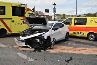Autos krachen in Rochlitz ineinander - Ein schwerer Unfall ist auf dem Brückenplatz in Rochlitz passiert.