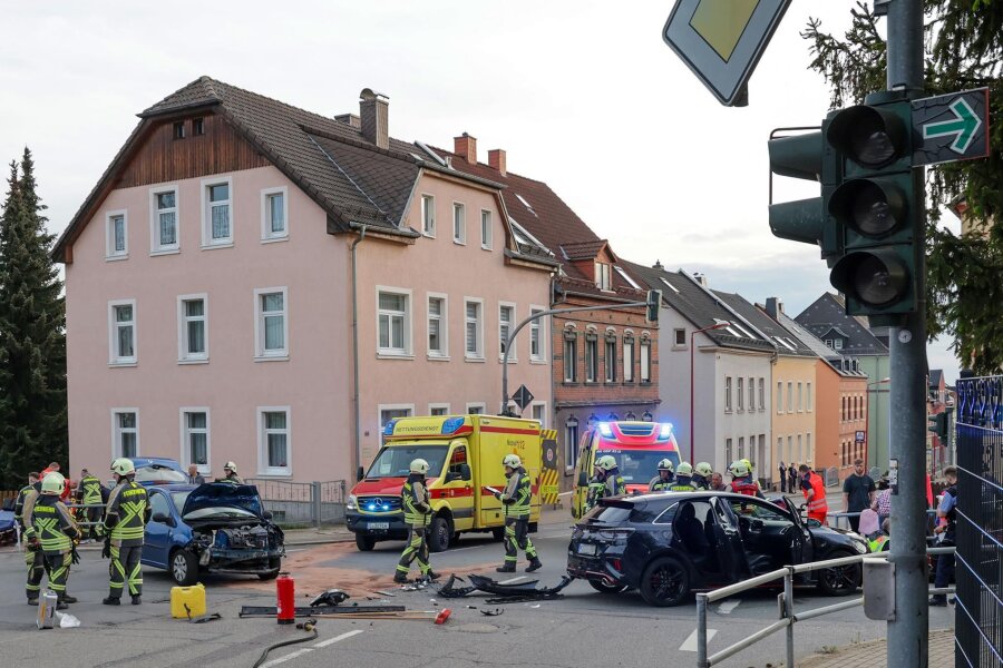 Autos krachen zusammen: Vier Menschen bei Autounfall in Hohenstein-Ernstthal schwer verletzt - Ein Kia und ein Renault sind in Hohenstein-Ernstthal auf der Kreuzung Turner-/Oststraße zusammengestoßen.
