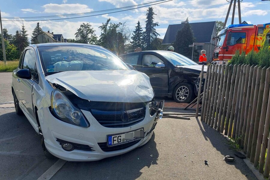 Autos stoßen zusammen: Drei Verletzte in Freiberg - Zu einem Unfall mit drei Verletzten kam es im Freiberger Ortsteil Zug.