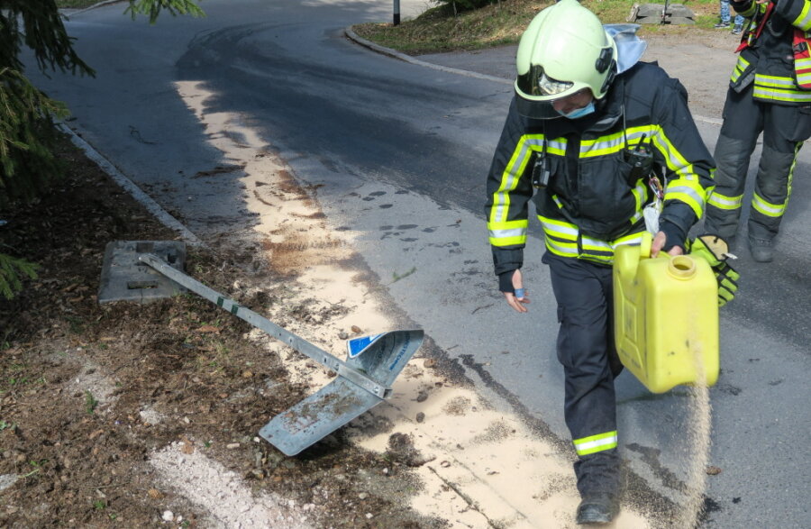 Autounfall mit Ölschaden sperrt Kohlweg-Straße längere Zeit - 