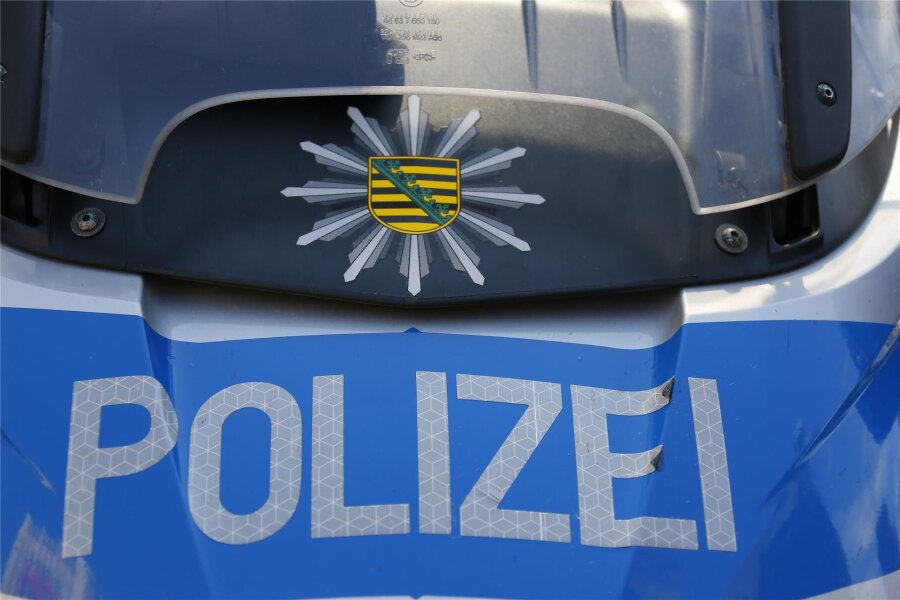 Autounfall nahe Crimmitschau: Frau verletzt sich schwer - Schwer verletzt worden ist am Montagmittag eine Skoda-Fahrerin in Neukirchen/Pleiße.