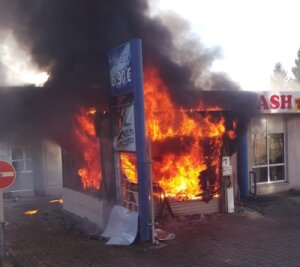 Autowaschanlage in Reichenbach brennt - Bei einem Brand an einer stillgelegten Autowaschanlage in Reichenbach ist am heutigen Donnerstag das Vordach der Anlage beschädigt worden. 