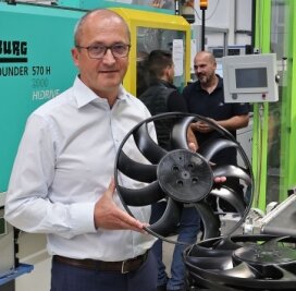 Autozulieferer investiert in neue Halle - Geschäftsführer Jochen Krug und sein Unternehmen planen den Bau einer neuen Produktionsstätte in Meerane. 