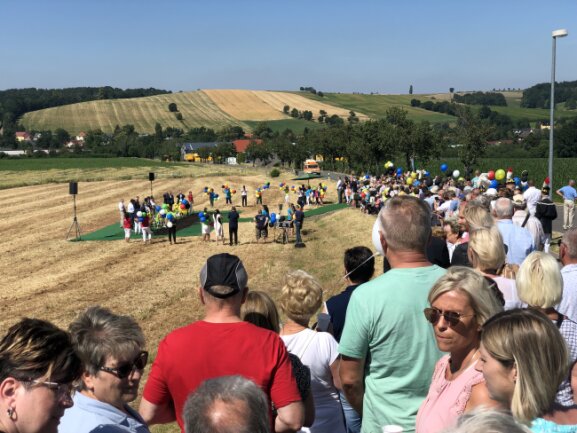 Autozulieferer startet Bau einer neuen Fabrikhalle in Reinsdorf - Der erste Spatenstich stieß auf riesiges Interesse.