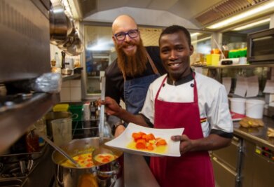 Azubi aus Gambia bekommt Preis für vogtländische Klöße - Best-Western-Küchenchef Thomas Gruner (links) mit seinem Auszubildenden Muhamed Drameh. 