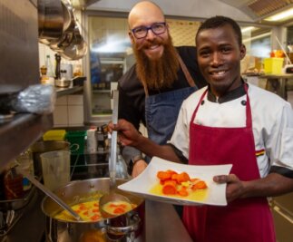 Azubi aus Gambia bekommt Preis für vogtländische Klöße - Best-Western-Küchenchef Thomas Gruner (links) mit seinem Auszubildenden Muhamed Drameh.