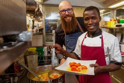Azubi aus Gambia bekommt Preis für vogtländische Klöße - Best-Western-Küchenchef Thomas Gruner (links) mit seinem Auszubildenden Muhamed Drameh.