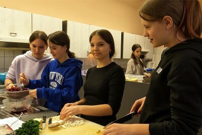 Azubi-Dinner soll jungen Erzgebirgern Berufe in der Gastronomie schmackhaft machen - Lena Klötzer, Ella Peter, Kentra Kornetzki und Jessica Weede (von links) bereiten in der Schulküche das Drei-Gänge-Menü zu.