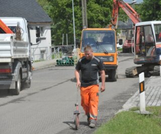 B 101-Ausbau vor Abschluss - Der Chemnitzer Verkehrsbau war am Freitag mit der Sanierung der Randstreifen beschäftigt. Vorarbeiter Thomas Ulbricht beim Ausmessen.