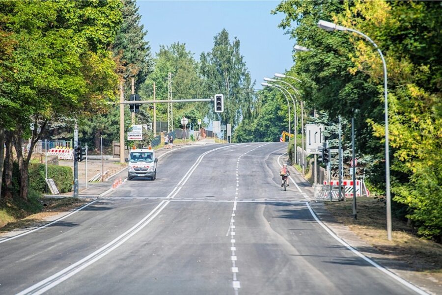 Die neue Fahrbahn der Bundesstraße 101 von Lauter aus gesehen Richtung Aue. Auf dem insgesamt 3,5 Kilometer langen Abschnitt war seit Mai gebaut worden. 