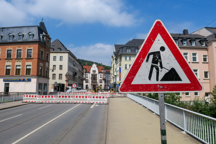 Hauptverkehrsader dicht: Am Montag wurde die Schneeberger Straße in Aue gesperrt.