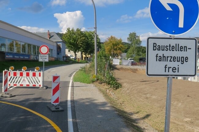 B 101 in Lauter erneut gesperrt - Die Bundesstraße 101 in Lauter ist wegen der Sanierung der Fahrbahn in zwei weiteren Abschnitten in der Ortslage erneut voll gesperrt. 