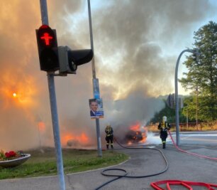 B 101 in Pockau gesperrt: Sechsstelliger Schaden nach Autotransporter-Brand - Brandursache steht wohl fest - Beim Eintreffen der Feuerwehr stand der Autotransporter, der zwei Oldtimer geladen hatte, in Vollbrand.