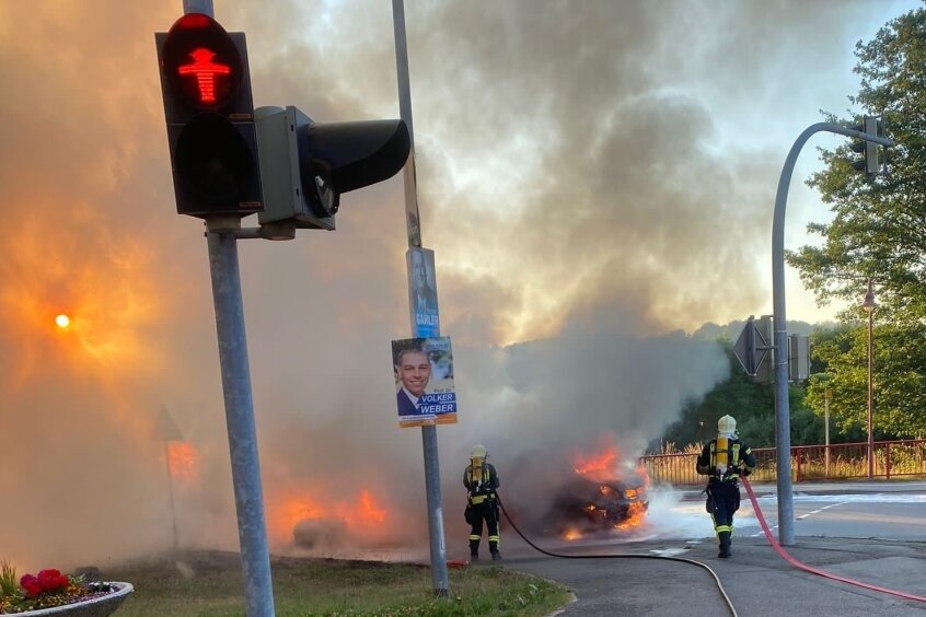B 101 in Pockau gesperrt: Sechsstelliger Schaden nach Autotransporter-Brand - Brandursache steht wohl fest - Beim Eintreffen der Feuerwehr stand der Autotransporter, der zwei Oldtimer geladen hatte, in Vollbrand.