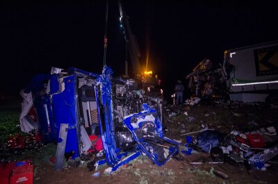 B 101 nach Lkw-Unfall wieder frei - Zwei Schwerverletzte, 250.000 Euro Schaden - 