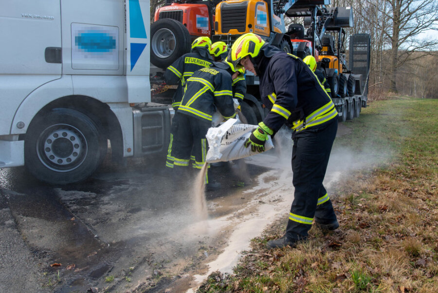 B 107 bei Rochlitz für Stunden gesperrt - Mit Granulat versuchte die Feuerwehr das ausgelaufene Hydrauliköl zu binden. 