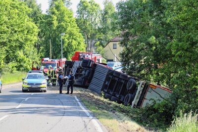 B 169 in Dittersbach gesperrt: LKW kommt von Fahrbahn ab - 