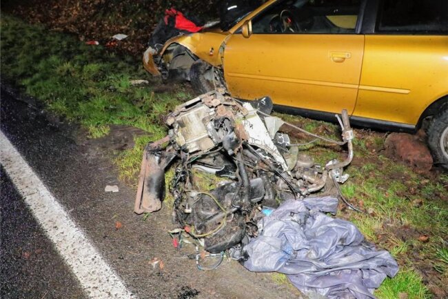 B 169 nahe Chemnitz: Ein Schwerverletzter nach Unfall - Die B 169 wurde in dem betreffenden Bereich gesperrt.