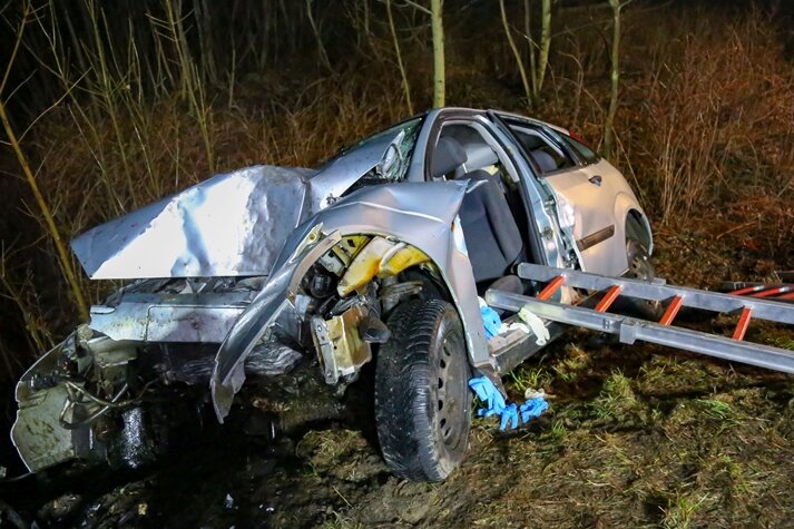 B 171: Ford prallt gegen Baum - Fahrerin schwer verletzt - 