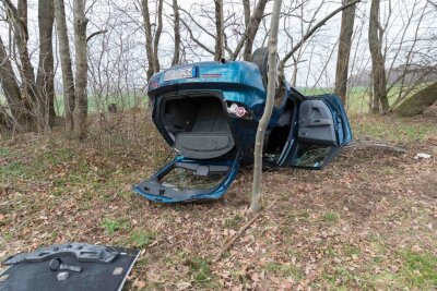 B 173: 21-Jährige überschlägt sich im Mazda und wird leicht verletzt - 