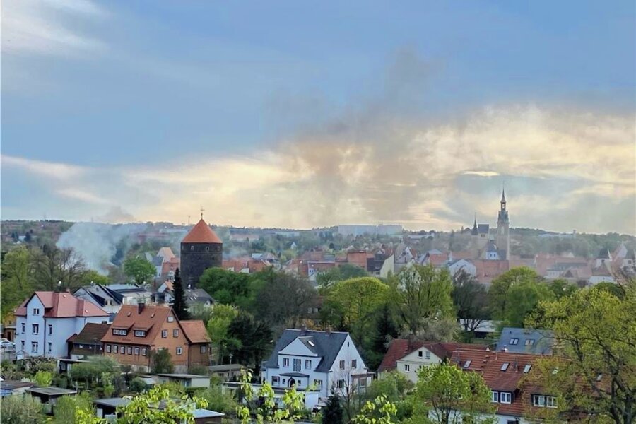 B 173 in Freiberg: Auto brennt völlig aus - An der Alten Elisabeth waren am Montagabend die Rauchschwaden vom Autobrand auf der B 173 in Freiberg zu sehen. 