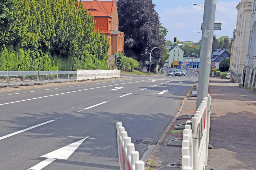 Seit Freitag ist die Chemnitzer Straße (B 173) nach Fahrbahnerneuerungsarbeiten in Freiberg wieder durchgängig befahrbar.