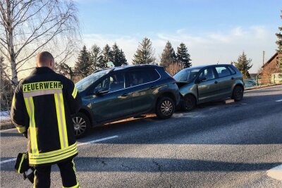 B 173 in Niederschöna zeitweise gesperrt: Unfall mit einer verletzten Person - Die Bundesstraße 173 ist in Niederschöna voll gesperrt.
