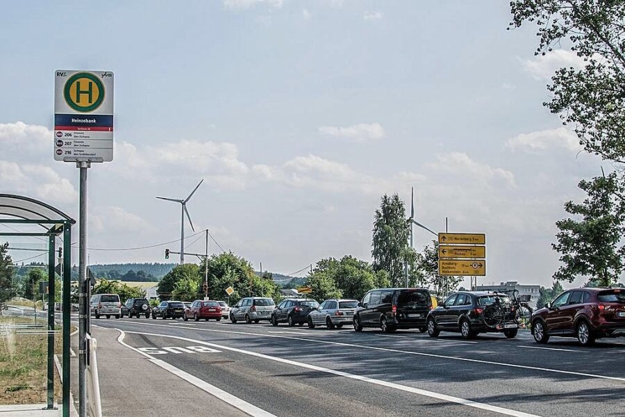 B 174: Ende August sollen Behelfsampeln an der Heinzebank Geschichte sein - Zurzeit regeln provisorische Ampeln den Verkehr an der Heinzebank.