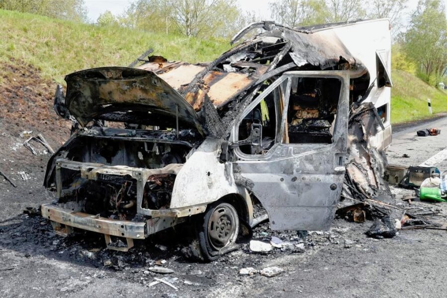 B 174 gesperrt: Wohnmobil brennt bei Gornau völlig aus - Das völlig ausgebrannte Wohnmobil. 